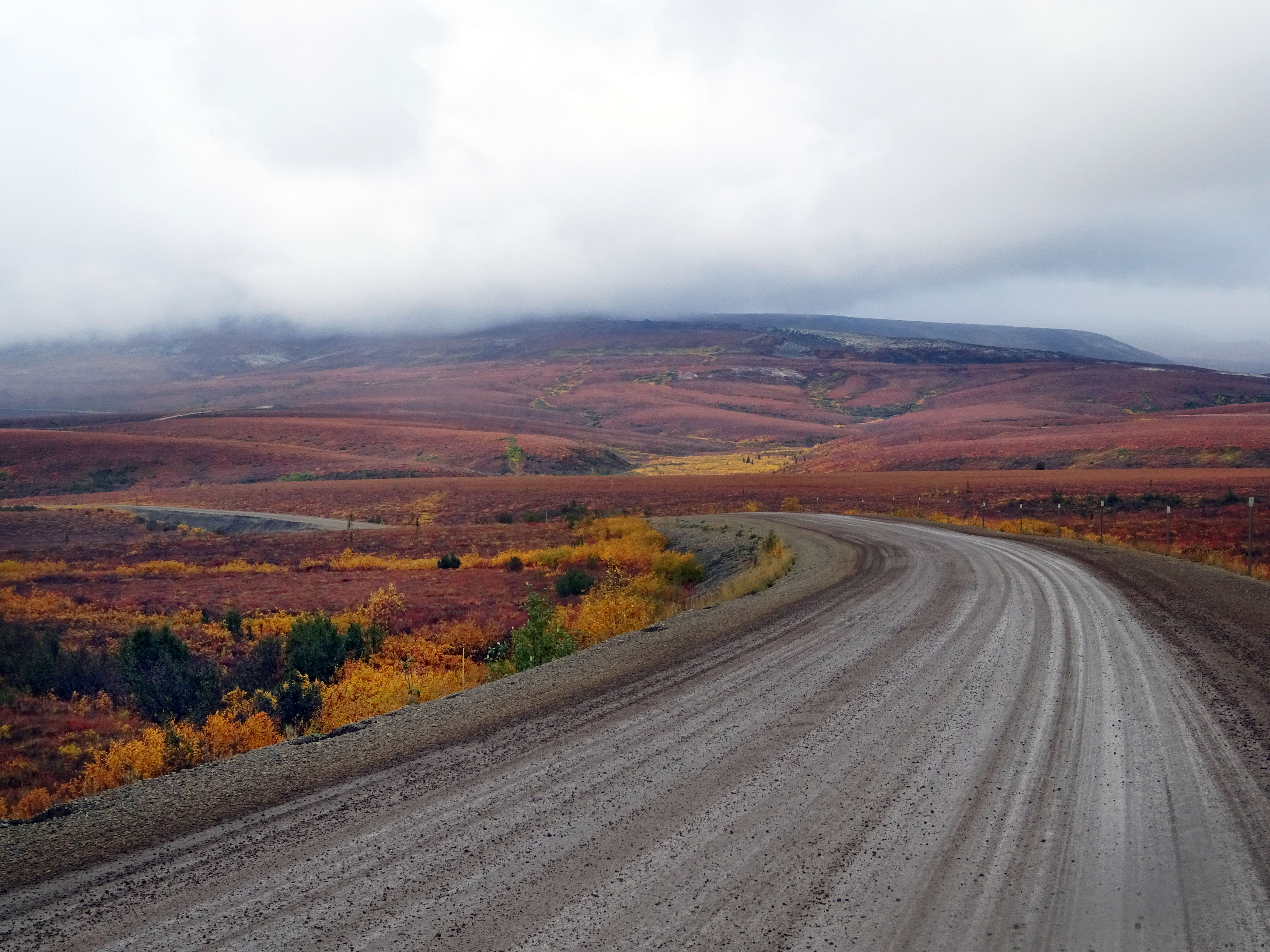 Road trip sur la Dempster Highway en automne, Yukon, Canada