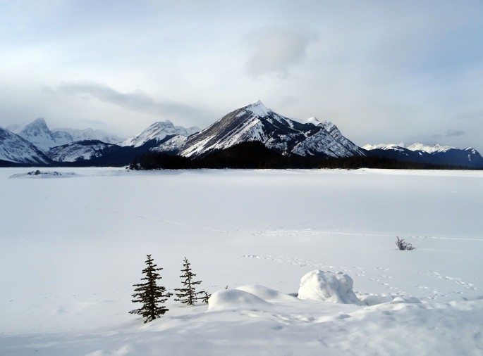 Randonnée d'hiver à Upper Kananaskis lake, Alberta, Canada